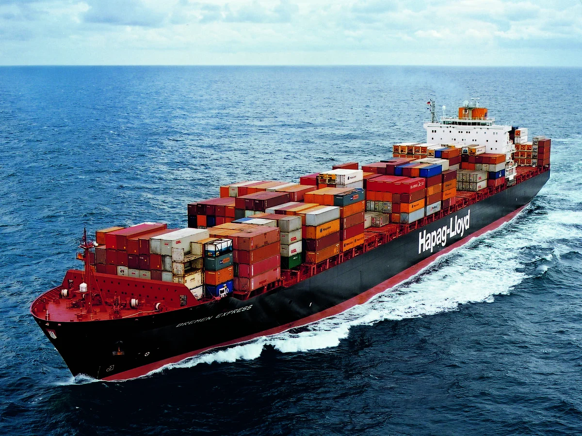 Buque portacontenedores con carga completa navegando en alta mar